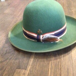 NEW! Wyeth RARE round Green wool Hat with Feather Accent